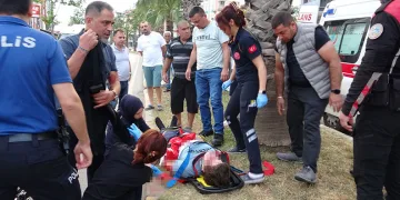Karşıya geçmeye çalışan gence otomobil çarptı