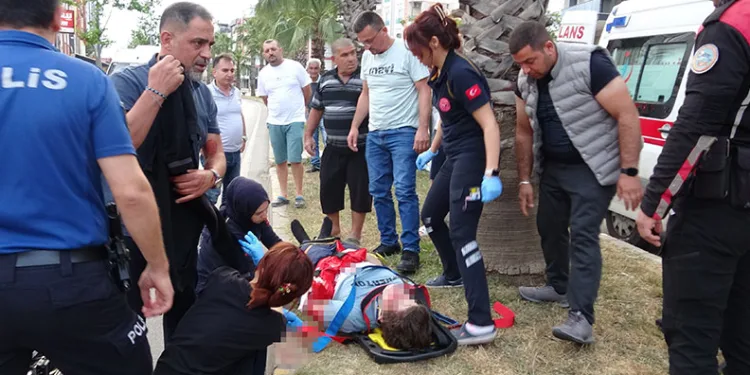 Karşıya geçmeye çalışan gence otomobil çarptı