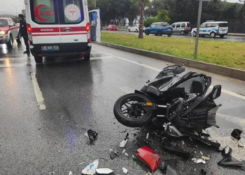 Caminin sadaka kutusundan hırsızlık kamerada