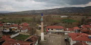 Camisiz minare köyün sembolü oldu