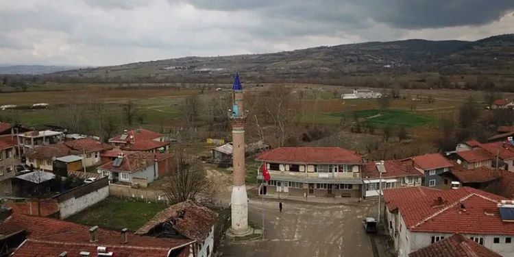 Camisiz minare köyün sembolü oldu