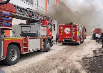 Koltuk fabrikasında korkutan yangın: 2 kişi dumandan etkilendi