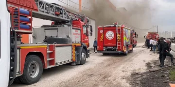 Koltuk fabrikasında korkutan yangın: 2 kişi dumandan etkilendi