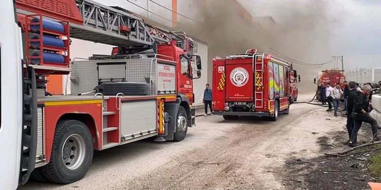 Koltuk fabrikasında korkutan yangın: 2 kişi dumandan etkilendi