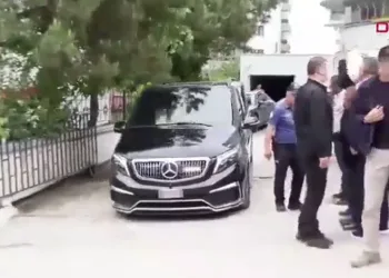 Kılıçdaroğlu Evinden Ayrılırken Dikkat Çeken Slogan: “Halkın Umudu Kılıçdaroğlu”