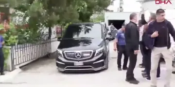 Kılıçdaroğlu Evinden Ayrılırken Dikkat Çeken Slogan: “Halkın Umudu Kılıçdaroğlu”