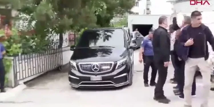 Kılıçdaroğlu Evinden Ayrılırken Dikkat Çeken Slogan: “Halkın Umudu Kılıçdaroğlu”