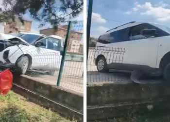 Kontrolden çıkan otomobil okul duvarına girdi