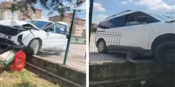 Kontrolden çıkan otomobil okul duvarına girdi
