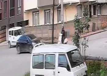 Bursa’da otomobille çarpışan motosikletli yaralandı