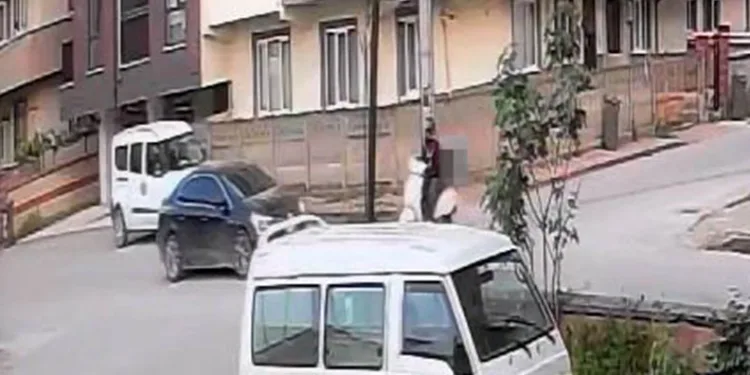 Bursa’da otomobille çarpışan motosikletli yaralandı