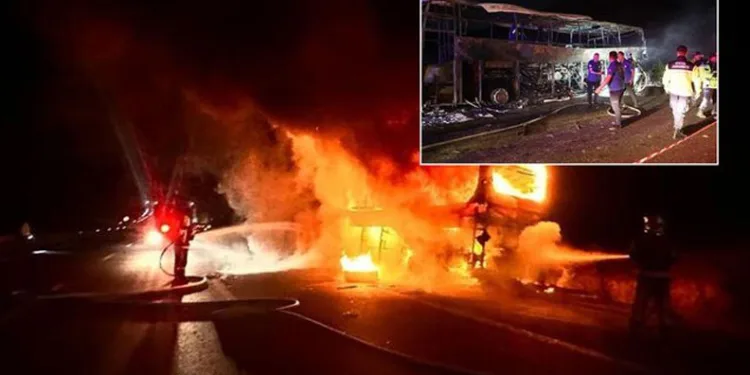 Denizli’de Bariyerlere Çarpan Yolcu Otobüsü Alev Aldı: 1’i Bebek 8 Ölü, 33 Yaralı!