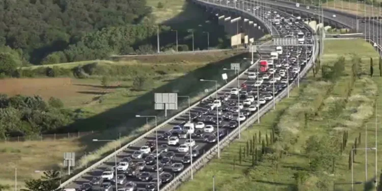 Tatilciler Dönüş Yolunda! Tekirdağ ve İzmit Yolunda Trafik Kilit