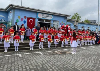 Sıfır Atıktan Bando: Minik Öğrenciler Yoğurt Kovalarıyla 23 Nisan’a Damga Vurdu