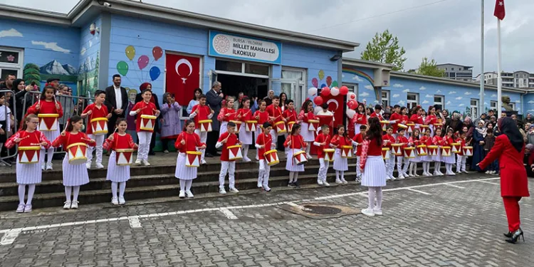 Sıfır Atıktan Bando: Minik Öğrenciler Yoğurt Kovalarıyla 23 Nisan’a Damga Vurdu