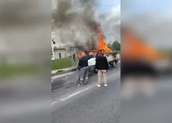 Yanan kamyonete ilk müdahaleyi beton mikseri yaptı