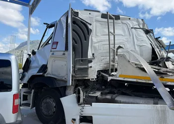 Samandağ’da şarampole devrilen otomobilin sürücüsü yaralandı
