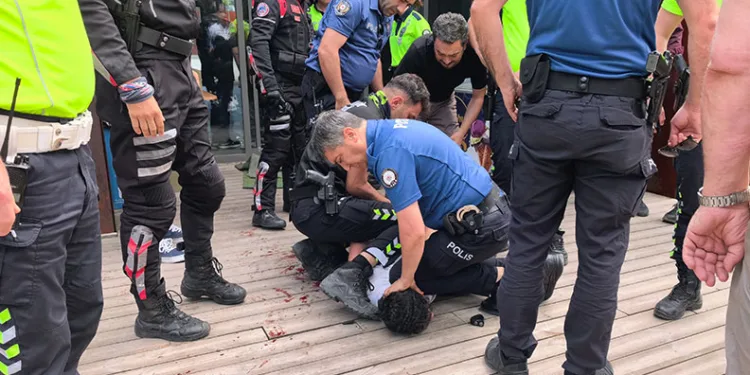 Yol Kavgasında Kan Aktı! 1’i Ağır 4 Kişi Bıçakla, 1 Polis Memuru Yaralandı