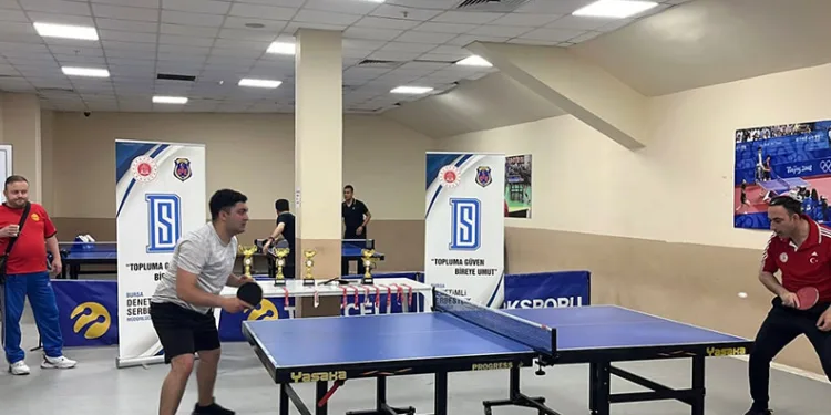 Bursa’da park halindeki otomobil alev alev yandı