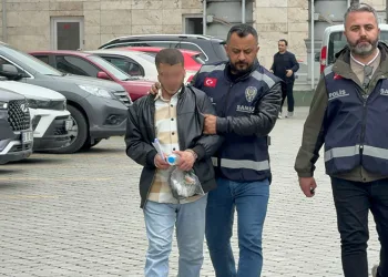 Yanan kamyonete ilk müdahaleyi beton mikseri yaptı