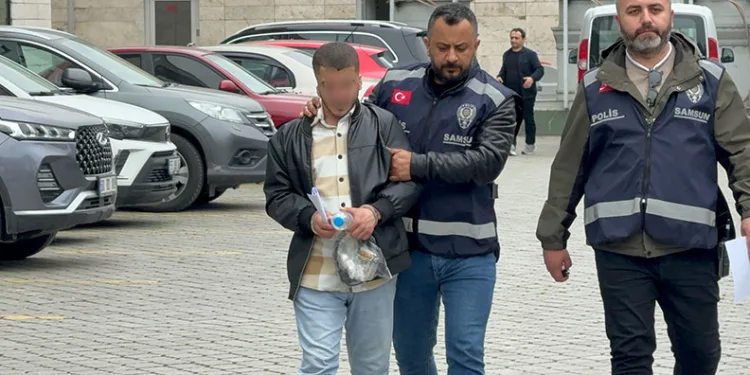 Yanan kamyonete ilk müdahaleyi beton mikseri yaptı