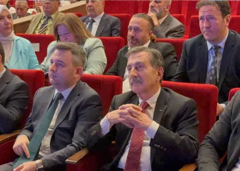 Orman işçilerinin yakınına yıldırım düştü, o anlar korkuya neden oldu