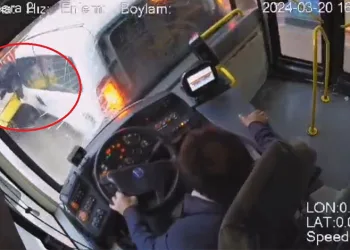 Bursa’da Halk Otobüsü Dehşeti: Lise Öğrencisi İki Aracın Arasında Sıkıştı!