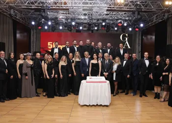Kavşakta 4 araç birbirine girdi : 1 ölü 4 yaralı