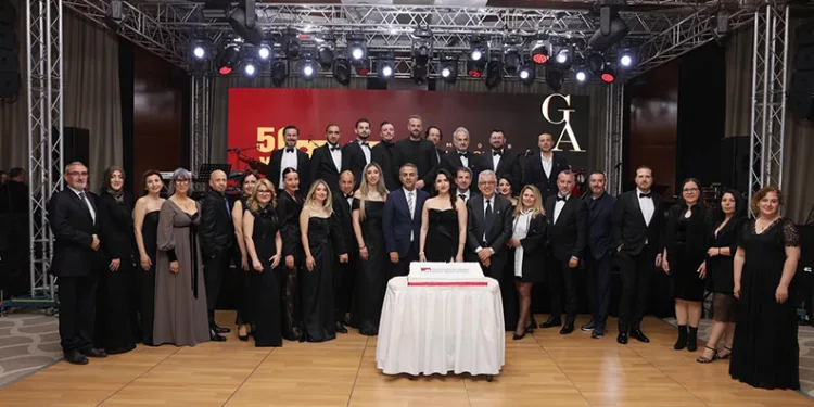 Kavşakta 4 araç birbirine girdi : 1 ölü 4 yaralı