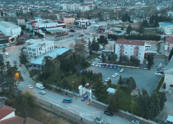 Caminin sadaka kutusundan hırsızlık kamerada