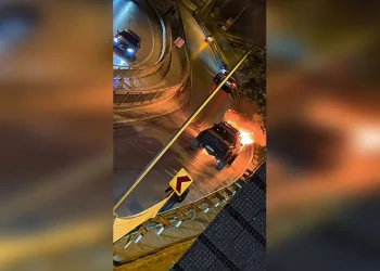 Adana’yı sağanak yağış vurdu, yollar göle döndü