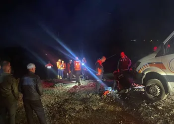Kavşakta 4 araç birbirine girdi : 1 ölü 4 yaralı