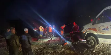 Kavşakta 4 araç birbirine girdi : 1 ölü 4 yaralı