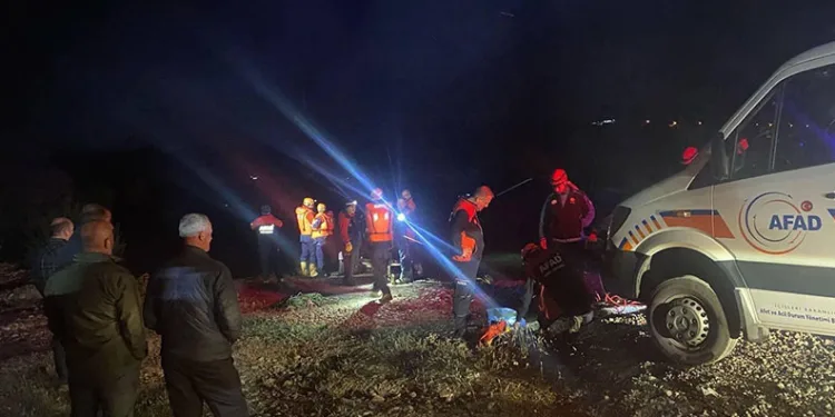 Kavşakta 4 araç birbirine girdi : 1 ölü 4 yaralı