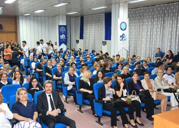 Hayvan pazarında karavan ve çadır kamping…