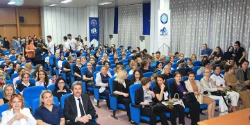 Hayvan pazarında karavan ve çadır kamping…
