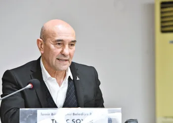 Yanan kamyonete ilk müdahaleyi beton mikseri yaptı