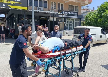 Orman işçilerinin yakınına yıldırım düştü, o anlar korkuya neden oldu