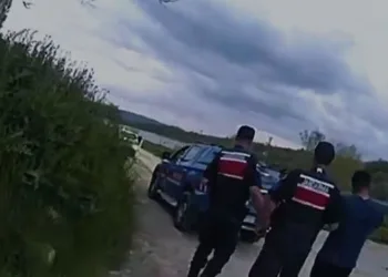 Adana’yı sağanak yağış vurdu, yollar göle döndü