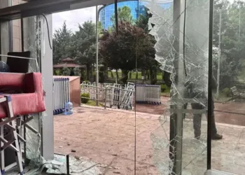 CHP Genel Merkezi Savaş Alanına Döndü: Polis Müdahale Etti!