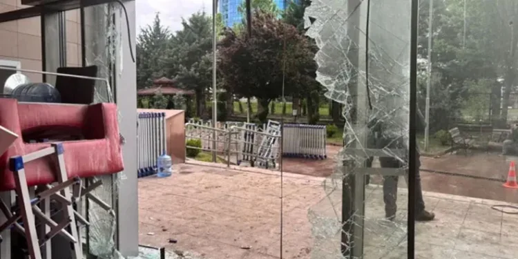 CHP Genel Merkezi Savaş Alanına Döndü: Polis Müdahale Etti!