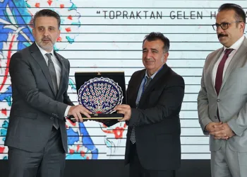 Bursa’da park halindeki otomobil alev alev yandı