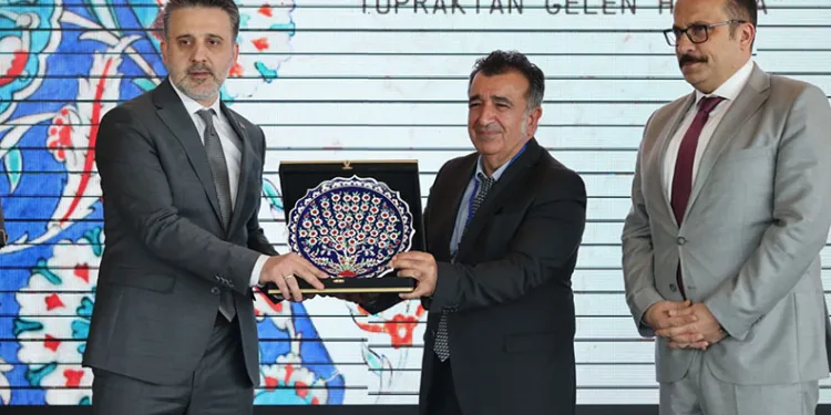 Bursa’da park halindeki otomobil alev alev yandı