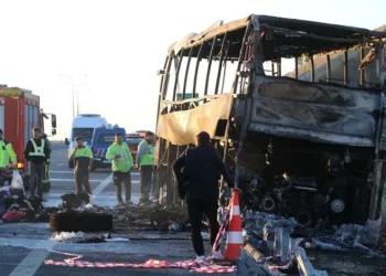 Bariyerlere Çarpan Yolcu Otobüsü Alev Aldı: 1’i Bebek 8 Ölü, 33 Yaralı!