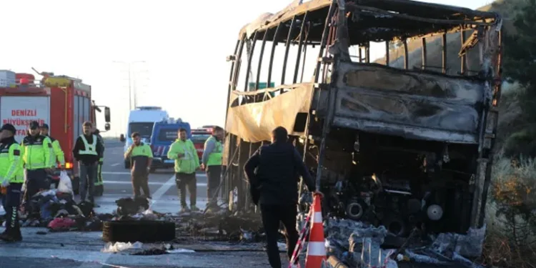 Bariyerlere Çarpan Yolcu Otobüsü Alev Aldı: 1’i Bebek 8 Ölü, 33 Yaralı!