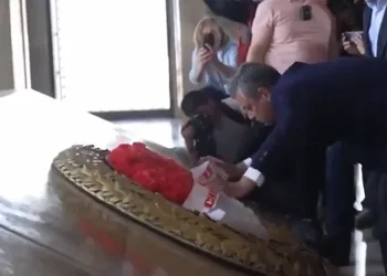 Anıtkabir’de Çelenk Krizi: Görevliler Engelledi, Özgür Özel Söküp Girdi!
