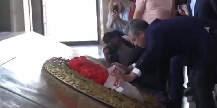 Anıtkabir’de Çelenk Krizi: Görevliler Engelledi, Özgür Özel Söküp Girdi!