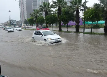 Adana’yı sağanak yağış vurdu, yollar göle döndü