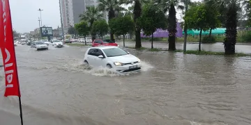 Adana’yı sağanak yağış vurdu, yollar göle döndü