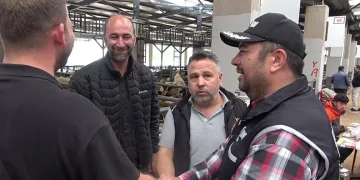 Kurban pazarında güldüren anlar…Mali Polis çetin pazarlığa dahil oldu